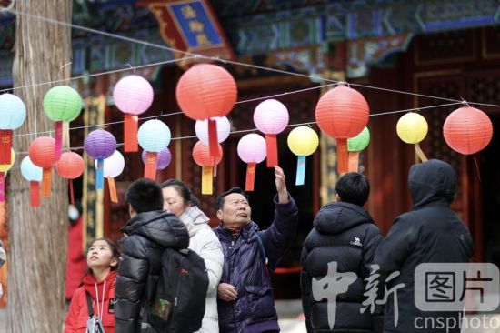 北京：元宵佳节市民北海公园猜灯谜